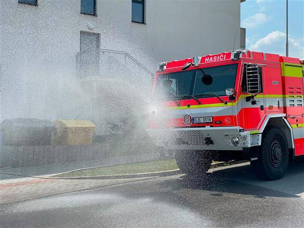 Teploty kolem třiceti stupňů na teploměru, na dlažebních kostkách či asfaltu ještě mnohem víc. Taková byla realita na přelomu měsíců června a července. Ke slovu proto přišlo zkrápění ulic. V Pelhřimově je letos intenzivnější díky nové spolupráci. „Oslovili jsme s žádostí o spolupráci Hasičský záchranný sbor Kraje Vysočina, územní odbor Pelhřimov, který nám vyhověl a začal nám v rámci časově volných kapacit s touto činností pomáhat, uvedla ředitelka Technických služeb města Pelhřimova Eva Hamrlová.
