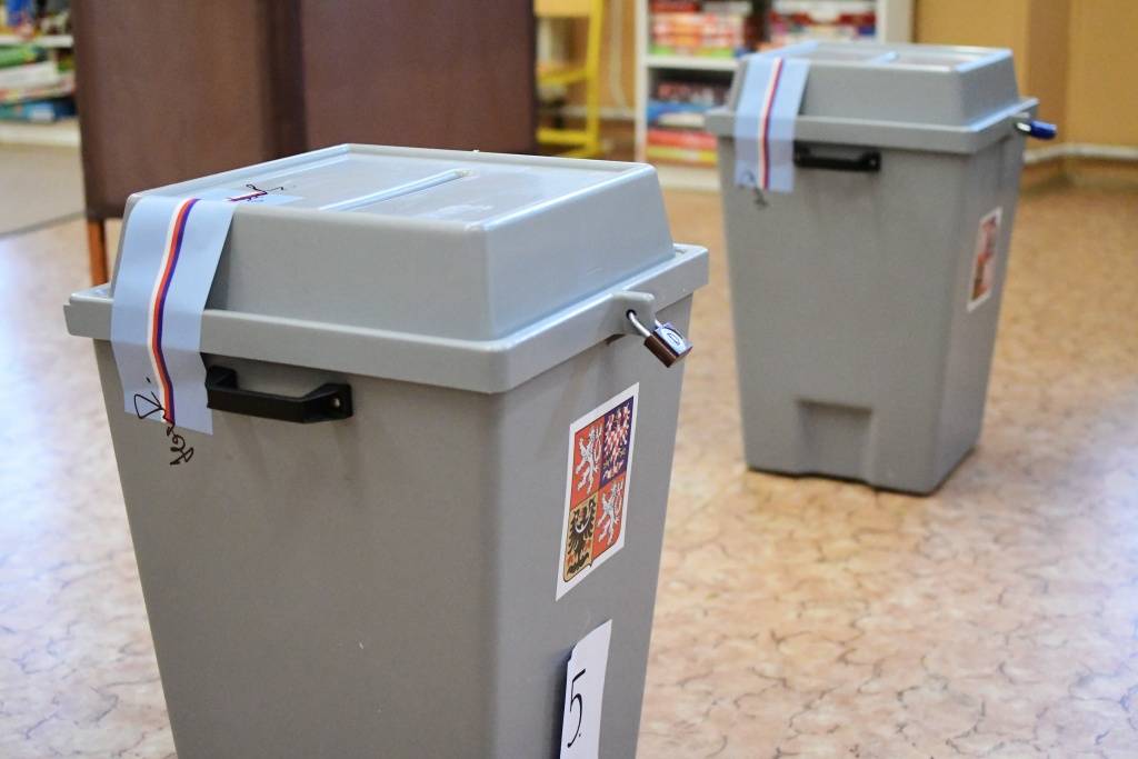 Město Litoměřice hledá zájemce o členství v okrskové volební komisi (OVK) pro volby do zastupitelstva města Litoměřice, které se uskuteční ve dnech 9. a 10. října 2026.   Pokud máte o členství v některé z okrskových volebních komisí města zájem, vyplňte přihlášku (ke stažení níže) a odevzdejte ji na podatelně Městského úřadu v Litoměřicích nejpozději do 2. září 2026. Další možností je zaslat ji poštou na adresu správní odboru městského úřadu. Pro více informací se můžete obrátit na: Jana Kühnová (T: 416 916 118, jana.kuhnova@litomerice.cz) Helena Viktorinová (T: 416 916 117, helena.viktorinova@litomerice.cz) Bc. Miroslav Tamáš (T: 416 916 219, miroslav.tamas@litomerice.cz) Upozorňujeme, že podání přihlášky neznamená automatické zařazení do komise. Na základě volebního zákona musí být nejdříve zohledněny listiny delegovaných od politických stran, politických hnutí a koalic, jejíž kandidátní listiny budou zaregistrovány. O zařazení do OVK budou uchazeči informováni. Podmínky členství v OVK: Členem OVK může být státní občan České republiky i občan jiného členského státu EU, nebo občan jiného státu, jemuž právo volit přiznává mezinárodní smlouva, která je součástí právního řádu, který ke dni složení slibu dosáhl věku 18 let (slib se skládá na 1. zasedání OVK), a je plně svéprávný a není kandidátem ve volebním okrsku příslušejícím k okrskové volební komisi. Povinností člena OVK je zúčastnit se prvního zasedání OVK, na kterém členové skládají slib a určují hlasováním, popřípadě losují předsedu a místopředsedu OVK. V případě nedostavení se bez omluvy může být zájemce vyřazen. Předsedové a místopředsedové mají povinnost zúčastnit se rovněž školení k volbám. Finanční odměna za výkon funkce:  Předseda: 3 500 korun Místopředseda: 3 000 korun Zapisovatel: 3 500 korun Člen: 2 500 korun  Přihlášku si můžete stáhnout na tomto odkazu
