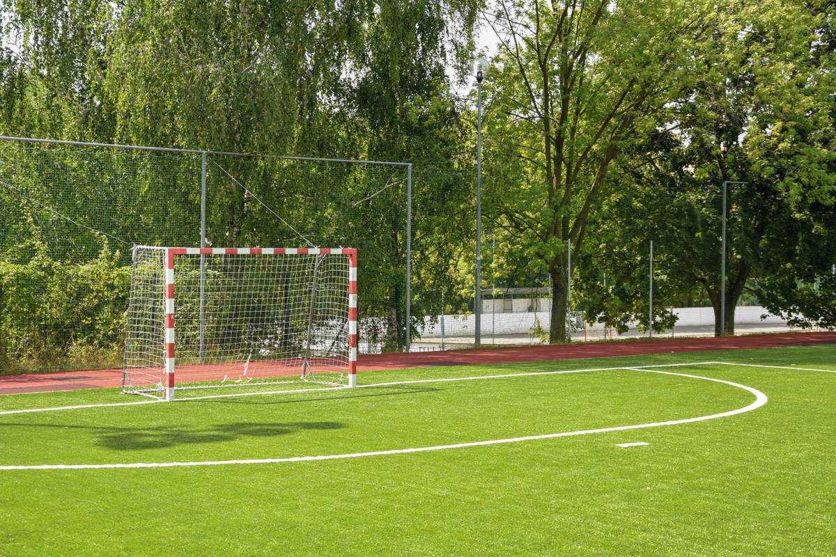Školské zvončeky utíchli, učebnice sú v poličkách, žiaci si užívajú zaslúžené prázdniny. To však neznamená, že si voľno musí dať aj pohyb. Práve naopak, leto je ideálne na športové aktivity na čerstvom vzduchu. Športoviská v školských areáloch sú aj cez prázdniny otvorené. Aktuálne tu neplatí prísny rozvrh hodín telesnej výchovy, ale dajú sa tu načasovať skvelé športové [...]Čítať viac...