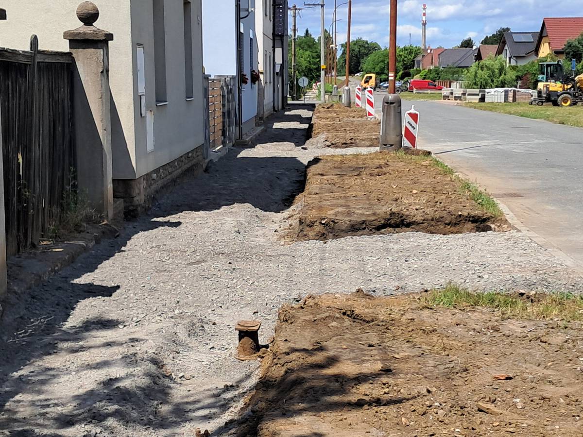 V současnosti probíhá rekonstrukce chodníku v ulici Na Vysoké mezi směrem od základní školy v Litoli až k ulici Dohalského. Jde o úsek dlouhý asi 500 metrů. Od pátku 10. července začne rekonstrukce chodníku v části ulice Na Mlíčníku (mezi ulicemi Skupova a Za Koncem). Chodníky jsou během pokládky zámkové dlažby uzavřené, buďte, prosíme, při chůzi opatrní.