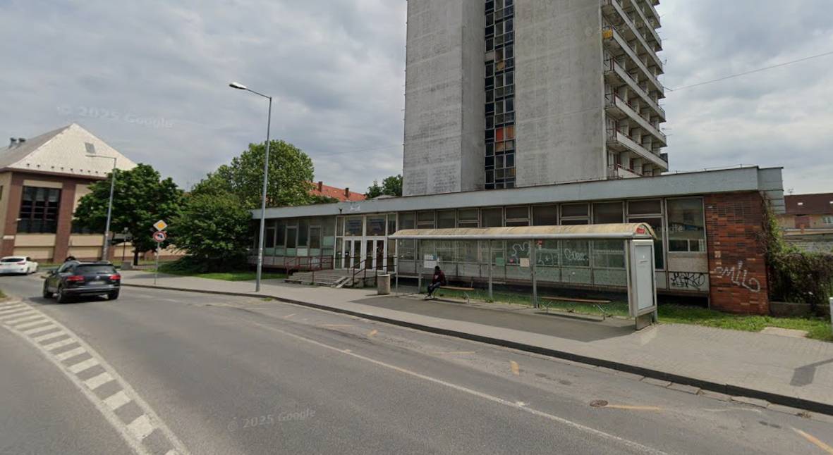 V piatok 10. júla od 6.00 h sa bude realizovať čistenie prístrešku na Kollárovej ulici pri Stredisku sociálnej starostlivosti – zastávka Kollárova B.     Z bezpečnostných dôvodov, aby nedošlo ku kontaktu občanov s použitými čistiacimi prostriedkami a špeciálnou chémiou, bude prístrešok ohradený páskou a v uvedenom čase nebude možné vstupovať do jeho priestorov. Čistiť sa bude nielen samotná konštrukcia prístrešku, sklá a strecha, ale aj lavičky.     Čistenie potrvá približne do 8.30 h. Po jeho ukončení bude prístrešok opäť plne k dispozícii cestujúcim.     Ďakujeme za pochopenie a ospravedlňujeme sa za dočasné obmedzenie.   Zdroj foto: googlemaps.com