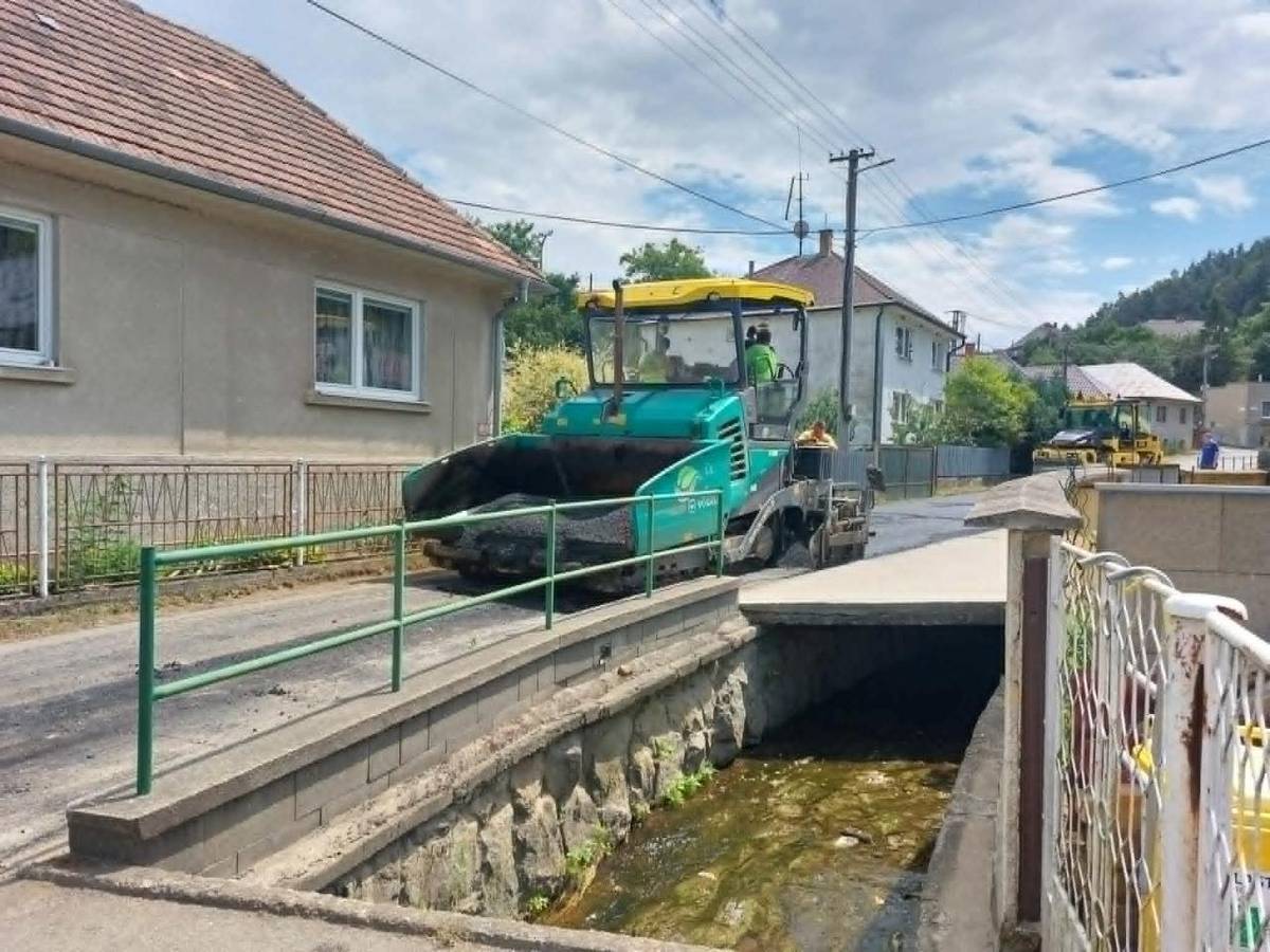 Od rána 7.00 - 13.00 uzávierka spodnej časti Hrubečskej (1 až 27) z dôvodu pokladania vrchnej vrstvy asfaltu.  Poobede sa bude pokladať prvá vrstva asfaltu na Južnej a Západnej ulici. Počas prác ostáva ulica úplne neprejazdná pre motorové vozidlá.