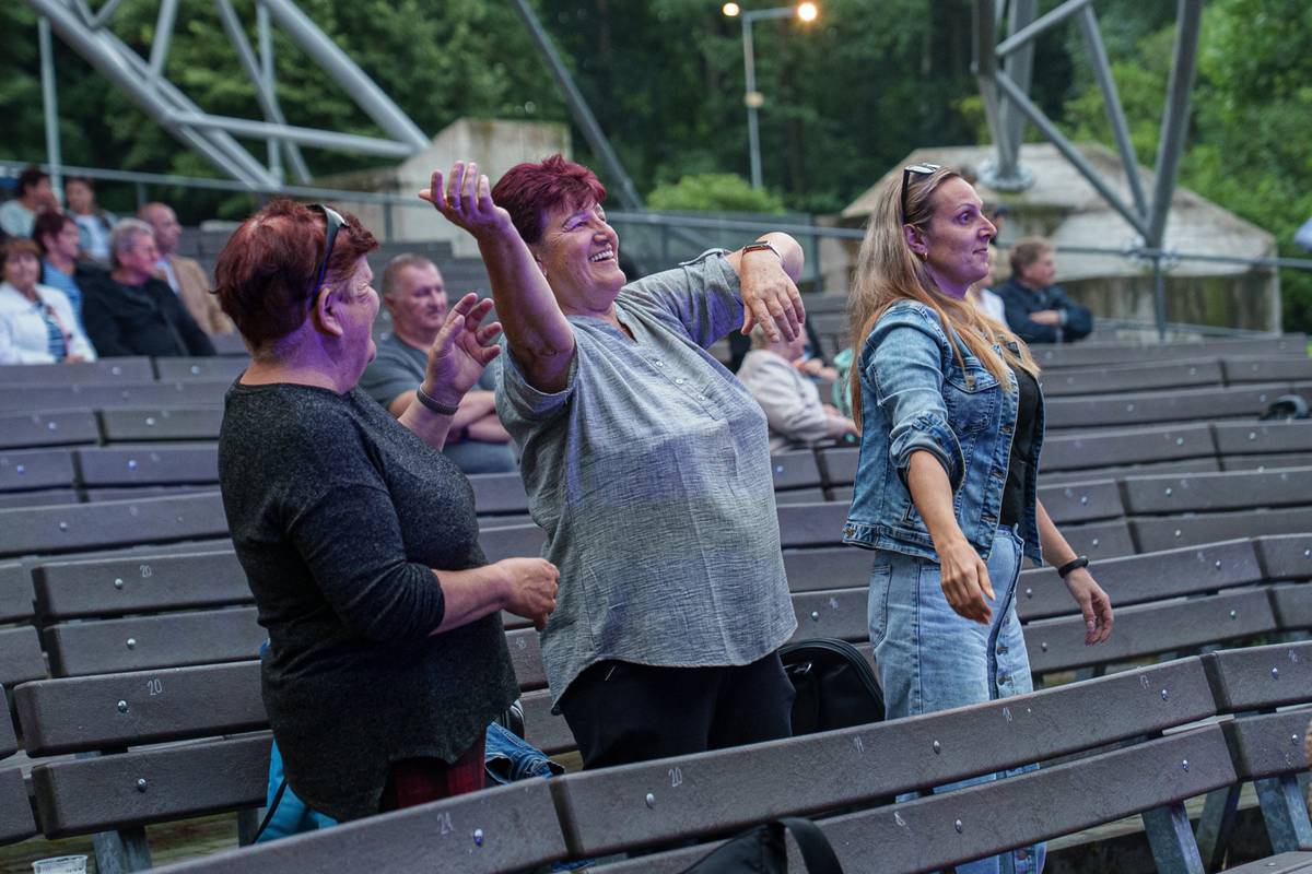 Uplynulá neděle v letním kině patřila nejoblíbenějším interpretům známým z televize Šlágr. Na pódiu se představili Petr Šiška a Libor Pyško, Gabriela Goldová, Marta Vančová, Vlasta Mudriková, Karol Konárik, František Uher, Feješovci, Klimentovci a Veselá trojka. V jejich podání zazněly české a slovenské lidové písně i populární ...