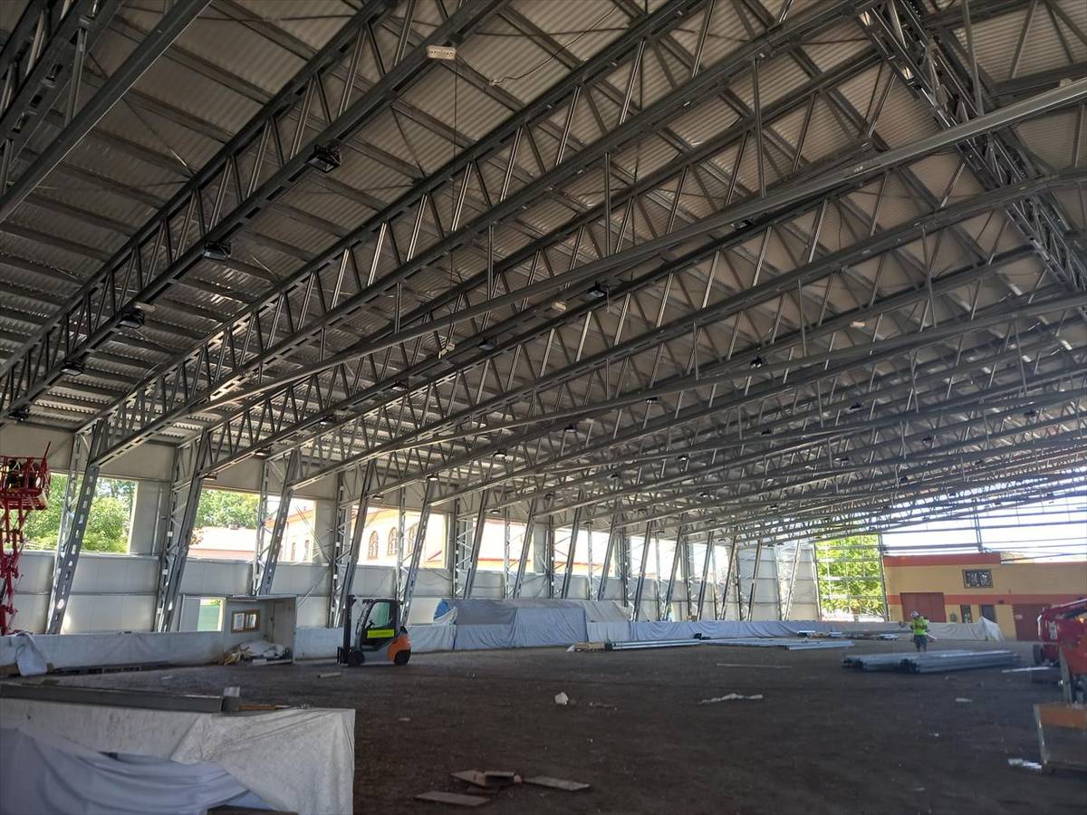Aktuálně z rekonstukce zimního stadionu - dokončena je nová nosná konstrukce, probíhá jeho opláštění a připravuje se montáž střechy. Předpoklad dokončení – září 2026.  Rekonstrukce poličského zimního stadionu v hodnotě za více než 65 mil. korun probíhá od března tohoto roku.  Naděžda Šauerová, tisková mluvčí města