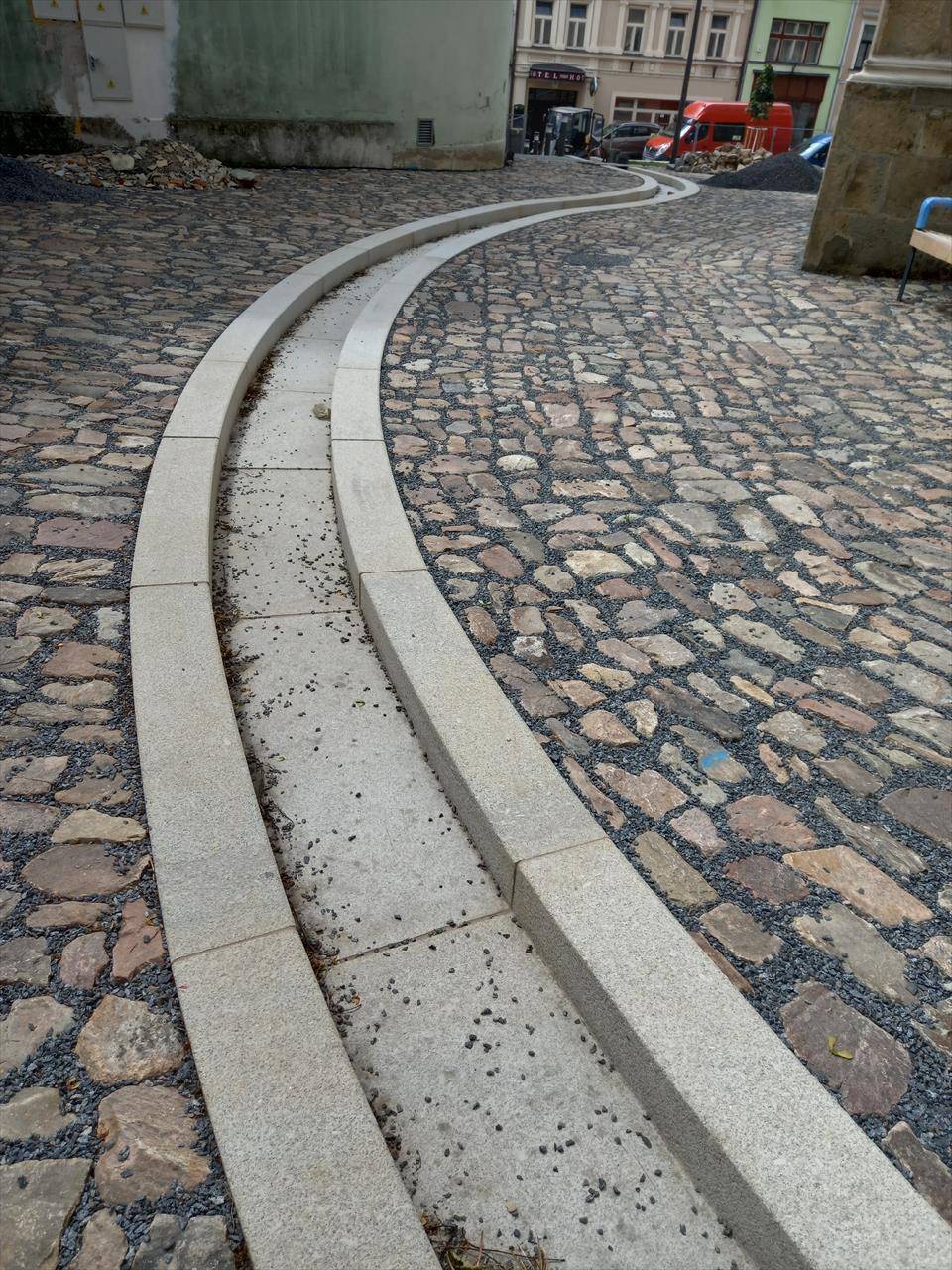 Od dubna 2025 probíhá kompletní rekonstrukce náměstí včetně výměny inženýrských sítí. Již nyní tu najdete atypické prvky mobiliáře včetně lávky k budově fary, nové posedové schody pod kostelem, vysázené stromy, novou dlažbu, kašnu odlitou z bronzu … Podzemí ukrývá složité technické objekty související s provozem fontány, vodních prvků ...
