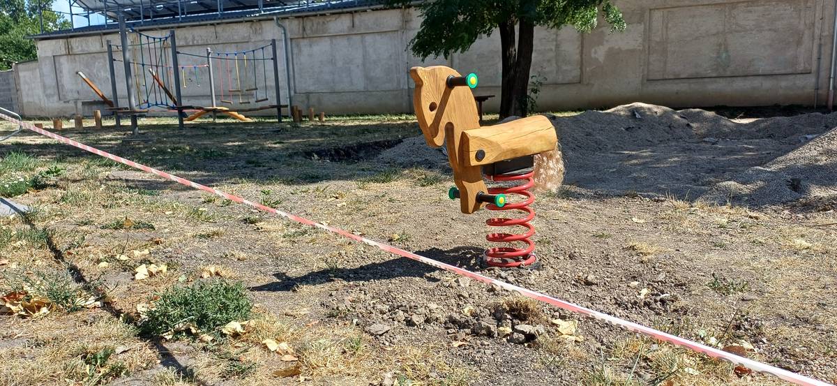 Žádáme všechny občany, zejména rodiče dětí, aby dětem neumožňovali vstup na staveniště nového dětského hřiště v areálu sokolovny. Jedná se stále o stavbu, která dosud není dokončena, a vstup na ni je z bezpečnostních důvodů zakázán. Prosíme o trpělivost. Dětské hřiště bude možné využívat až po dokončení všech prací a provedení závěrečné bezpečnostní revize. Berte to, prosím, vážně a respektujte vyznačené ohrazení stavby. Děkujeme za pochopení a věříme, že se nového hřiště brzy dočkají všechny děti. Budeme vás informovat.