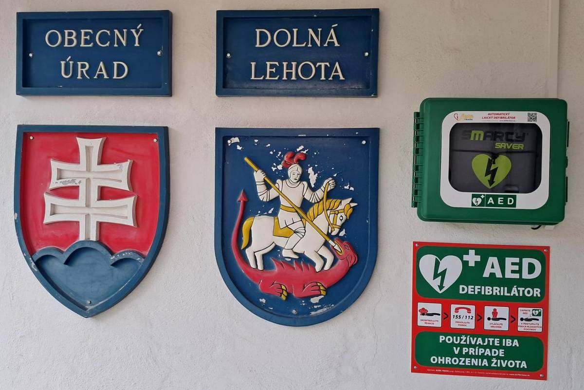 AED defibrilátor v obci na verejnom mieste, pri vstupe do budovy Obecného úradu.