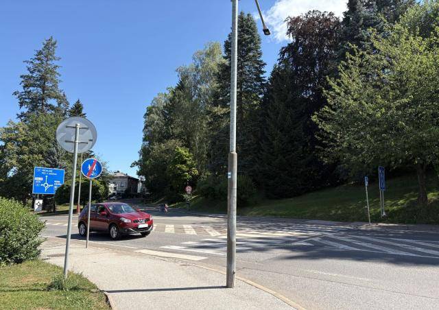 V Husitské ulici u městského hřbitova vyroste nový dělící ostrůvek, který přispěje ke zklidnění provozu na frekventované silnici I. třídy. Zajistí bezpečnější pohyb chodcům a cyklistům, kteří míří z centra města do Dolníků, Dolců či na Bojiště.                                Číst dál...