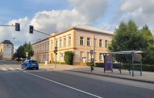 V polovině července začne v Přerově instalace nových inteligentních zastávek městské hromadné dopravy, které cestujícím nabídnou moderní informační systém s LED panely zobrazujícími aktuální údaje o spojích. Investiční akce za více než 9 milionů korun včetně daně se dotkne šestnácti vytížených zastávek na území města a jeho místních částí. Součástí projektu bude také vybudování nových elektrických přípojek napojených na stávající síť veřejného osvětlení. Dokončení je plánováno do 120 kalendářních dnů od zahájení stavby.                               Číst dál...