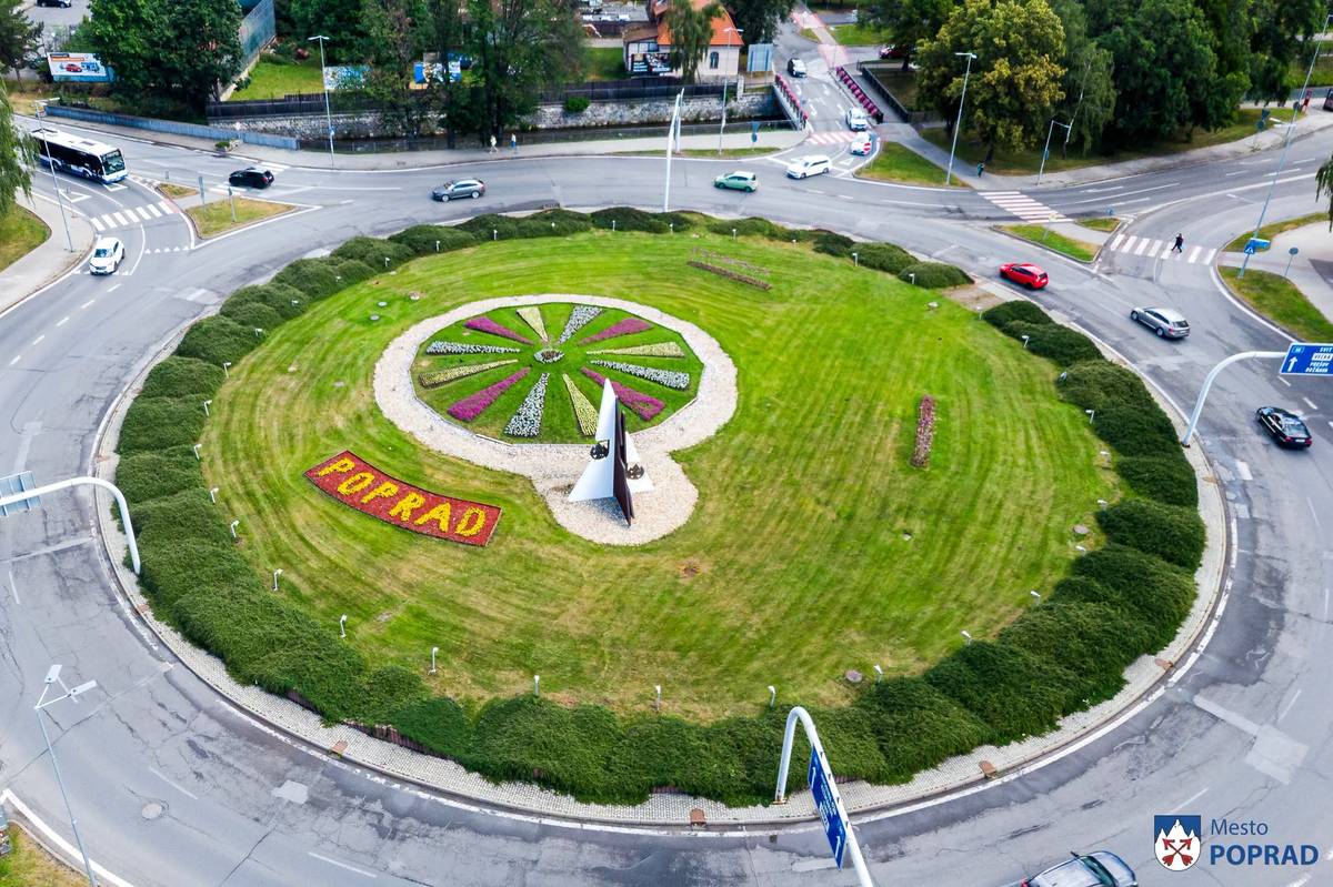 Mesto Poprad sa aj tento rok oblieklo do pestrofarebného šatu. Samospráva tak pokračuje v každoročnej tradícii, ktorá prináša obyvateľom aj návštevníkom mesta estetický zážitok a spríjemňuje verejný priestor.  Po jarných tulipánoch prevzali štafetu letničky, ktoré budú skrášľovať naše mesto až do prvých jesenných mrazov. Tento rok bolo v Poprade vysadených približne 33-tisíc sadeníc kvetov, medzi nimi napríklad aj begónie, petúnie, pelargónie tagetesy, šalvie, cosmos, starček, koleus a pod.  „Letničky nie sú len krásnou súčasťou verejného priestoru. Pomáhajú ochladzovať svoje okolie počas horúcich dní, podporujú opeľovače a prispievajú k tomu, aby bolo naše mesto príjemnejším miestom pre život. Teší nás, že aj tento rok môžeme obyvateľom a návštevníkom priniesť pestrofarebnú kvetinovú výzdobu, ktorá bude robiť radosť počas celého leta,“ povedala vedúca odboru životného prostredia MsÚ Daniela Gerčák Polaštíková.  Farebnú výzdobu nájdete v trvalých záhonoch, mobilných aj závesných kvetináčoch a kvetinových pyramídach. Závesné kvetináče zdobia mosty na uliciach Mnoheľova a Alžbetina, mosty cez rieku Poprad aj mestskú časť Veľká. Kvetináče na stĺpoch verejného osvetlenia skrášľujú námestia vo Veľkej, Spišskej Sobote, Matejovciach a Strážach, kvetinové pyramídy nájdete pred Arénou Poprad a na námestí v Spišskej Sobote.  „Každý rozkvitnutý záhon či kvetináč je dôkazom, že nám záleží na tom, ako naše mesto vyzerá. Verím, že farebná kvetinová výzdoba spríjemní leto Popradčanom aj všetkým, ktorí naše mesto navštívia,“ uviedol primátor mesta Poprad Anton Danko.