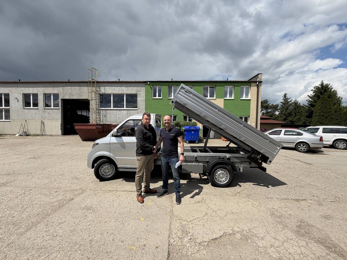 Služby města Veselí nad Moravou využívají nové plně elektrické užitkové vozidlo. Elektromobil usnadní každodenní údržbu města, přispěje ke snížení provozních nákladů i emisí. Na jeho pořízení získalo město maximální výši podpory ze Státního fondu životního prostředí. Služby města Veselí nad Moravou mají k dispozici nový elektromobil. Moderní užitkové vozidlo na čistě elektrický pohon bude sloužit především při běžné údržbě města – od přepravy materiálu přes údržbu zeleně až po drobné opravy komunikací. „Pravidelně investujeme do obnovy komunální techniky tak, aby zaměstnanci Služeb města měli k dispozici moderní, spolehlivé a efektivní vybavení. Nový elektromobil je dalším krokem v modernizaci vozového parku a zároveň šetrnějším řešením vůči životnímu prostředí,“ říká místostarosta Veselí nad Moravou Tomáš Nekarda. Vozidlo je vybaveno sklápěcí korbou, která umožňuje snadný převoz sypkých materiálů, větví, trávy nebo dalšího materiálu potřebného při údržbě veřejných prostranství. Díky elektrickému pohonu je jeho provoz tichý a bez lokálních emisí, což je výhodou zejména při práci přímo v ulicích města. Pořízení elektromobilu je součástí dlouhodobé obnovy technického vybavení Služeb města. Celková cena vozidla přesáhla jeden milion korun, přičemž cca 40 % nákladů pokryla dotace ze Státního fondu životního prostředí. Město tak pokračuje v systematické modernizaci komunální techniky. Na konci loňského roku pořídilo pro Služby města novou multikáru a v obnově vozového parku plánuje pokračovat i v následujících letech. Moderní technika pomáhá zvyšovat efektivitu práce zaměstnanců a přispívá ke kvalitnější péči o veřejný prostor.