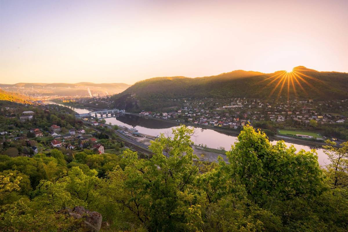 🥾 Zapojte se do soutěže Ústím cestou necestou a objevte známá i méně známí místa v Ústí a okolí   🌼 Soutěž TOP květinové Ústí je v plném proudu, ukažte svůj rozkvetlý balkón, terasu či předzahrádku a vyhrajte některou z úžasných cen.  🎟️ Zvýhodněný balíček vstupenek TicketPack Vám umožní navštívit pět vybraných turistických cílů s více než 40% slevou a zároveň využít další zajímavé bonusy.  🏊♀️ Na odpočinek a relax můžete vyrazit do plaveckého a volnočasového areálu Koupaliště Brná nebo do Plaveckého areálu Klíše. PÁTEK 10. 7.  ✅ Státní zámek Velké Březno pořádá netradiční prohlídku zámeckých komnat s princeznou  ✅ Veřejný sál Hraničář zve na zahájení festivalu Celý léto na ulici a na koncert kapel Favorite Obsession a Marije ✅ V rámci akce Léto na střekovské náplavce zahraje v KOLOcafé skupina ŽYHADLOO ✅ Letní kino Zubrnice promítá film Někdo to rád v Plzni SOBOTA 11. 7.  ✅ Kulturní středisko města Ústí nad Labem zve do letního kina na ranní lekci jógy s Markét a odpolední koncert Jana Nedvěd ml. a Vojty Nedvěda ✅ Bunkr Velké Březno nabízí prohlídky vybaveného opevnění s průvodcem v dobové uniformě ✅ Blades Ústí nad Labem se na hřišti v Olšinkách utkají v bitvě o titul 2. ligy České asociace amerického fotbalu s týmem Prague Lions ✅ V Bistru Park zahraje Pavel Nepivoda ✅ Veřejný sál Hraničář promítá dva filmy: Leviticus a Pozvání NEDĚLE 12. 7.  ✅ Za pohádkou vyrazte na Státní zámek Velké Březno, Divadlo Kapsa zahraje pohádku O Budulínkovi  ✅ Na pohádku zve také Hrad Střekov. Sváťovo dividlo uvede pohádku Kašpárek a hodná víla Jarmilka  ✅ Veřejný sál Hraničář promítá dva filmy: Odvážná Vaiana a Srdcovka