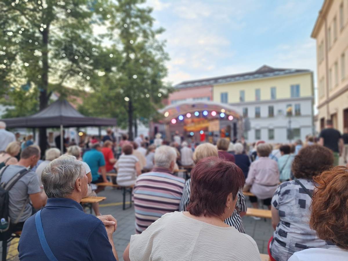 Masarykovo náměstí v Benešově se i letos promění v letní kulturní scénu pod širým nebem. Od 15. července do 30. srpna nabídne další ročník oblíbeného festivalu Benešov City Live celkem 15 koncertů, 7 filmových projekcí i tradiční Benešovské posvícení. Vstup na všechny akce je zdarma.