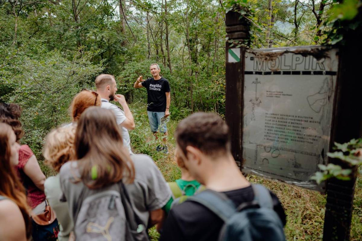 Región Trnava pripravuje počas leta dve komentované turistické prechádzky v Smoleniciach, ktoré spoja nenáročnú turistiku s poznávaním histórie Malých Karpát.