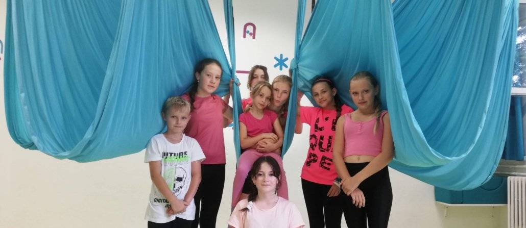 Mumraj Horní Počernice 13.–17. 7. 9.30–13.00 Vy pracujete, děti létají. Dopřejte dětem týden plný létání, akrobacie a relaxace v sítích. Domů vám vrátíme spokojené a vyřáděné akrobaty. Lektorka: Daniela Križeková                   Cena: 3 100 Kč (v ceně zdravá svačina)