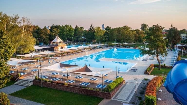 Mesto Leopoldov Vás pozýva na kúpalisko do Thermalparku Dunajská Streda v sobotu 8. augusta 2026. Autobus odchádza o 8.00 h od Mestského úradu v Leopoldove. Vstupné ✅Dospelí – 13,50 € ✅Osoby nad 62 rokov, ZŤP, študenti a deti od 3 do 14 rokov – 12,50 €. Odchod z Dunajskej Stredy je o 17.00 h. Prihlasovať sa môžete od pondelka 13. júla 2026 od 8.00 h na Mestskom úrade v Leopoldove alebo na telefónnom čísle 0910 434 380. Vstupné sa platí vopred v hotovosti na mestskom úrade. Fotografia: www.thermalpark.sk