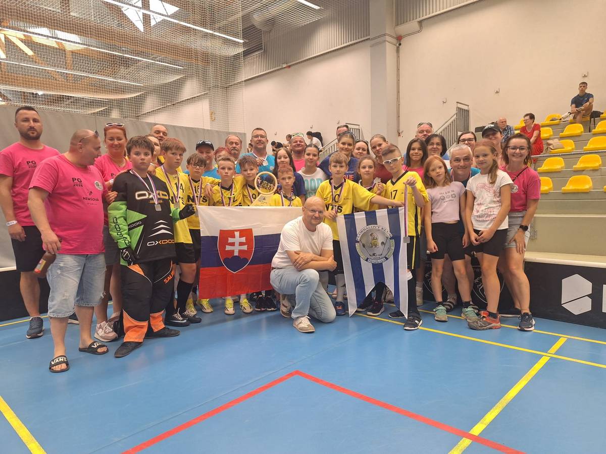 🙌Primátor mesta Miloš Mojto navštívil v piatok 10. júla 2026 mladých florbalistov z Nemšovej...   🏑...na medzinárodnom turnaji v Prahe - Prague games 2026...  🥈V silnej medzinárodnej konkurencii premenili výborný výkon na zisk strieborných medailí...   🤝Blahoželáme hráčom, trénerom a všetkým, ktorí sa na úspechu podieľali a ďakujeme za reprezentáciu mesta Nemšová...
