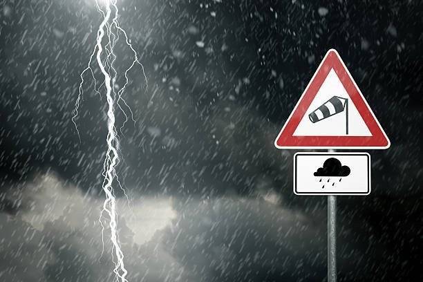 Na úterý 14. července byla vydána výstraha před velmi silnými bouřkami. Během dne se očekává přívalový déšť s úhrny kolem 50 mm, kroupy o velikosti až 2 cm a nárazy větru dosahující rychlosti až 90 km/h. Bouřky mohou způsobit lokální zatopení níže položených míst, sklepů či podchodů, rozvodnění menších toků, pády stromů a větví, komplikace v dopravě i výpadky dodávek elektrické energie. Nelze vyloučit ani vznik přívalových povodní. Doporučujeme zajistit volně uložené předměty, během bouřky vyhledat bezpečný úkryt v budově, nevstupovat do zatopených míst ani proudící vody a při řízení vozidla dbát zvýšené opatrnosti. Aktuální informace o vývoji počasí sledujte na webu nebo v mobilní aplikaci ČHMÚ.