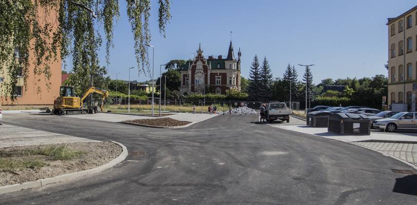 Motoristé i chodci mohou od 9. července využívat větší část nově vybudovaného parkoviště mezi ulicemi Kmochova a Pražská.