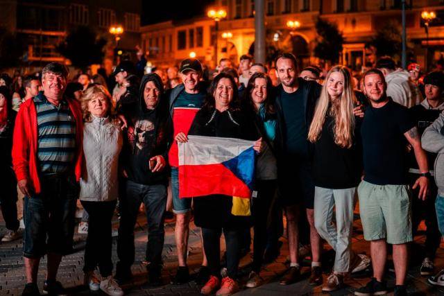 V sobotu od 17 hodin ožije parčík U Majáku v Bezručově ulici tenisovou atmosférou. Fanoušci tady mohou na velkoplošné obrazovce sledovat přímý přenos finálového utkání Wimbledonu mezi přerovskou tenistkou Lindou Noskovou a olomouckou rodačkou Karolínou Muchovou. „Srdečně zvu všechny Přerovany i návštěvníky města, aby přišli společně fandit a vytvořili skvělou kulisu pro naše úspěšné tenistky. Věřím, že nás čeká mimořádný sportovní zážitek, protože poprvé v dějinách půjde o čistě české finále grandslamu,“ uvedl primátor města Petr Vrána.                               Číst dál...