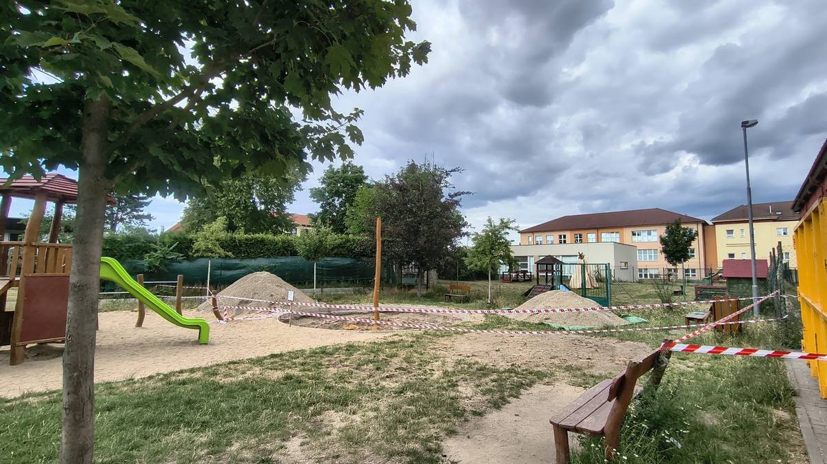 Na dětském hřišti v Opočínské ulici právě probíhá výměna dvou herních prvků. Byla odstraněna původní lanová prolézačka, která byla už ve špatném technickém stavu. Na jejím místě bude umístěn obdobný herní prvek. Jeho základy jsou již vybetonované a nyní se bude do konce července čehat na řádné vytuhnutí betonu. Z hřiště byl odstraněn i kolotoč, který by také ve špatném stavu, a bude nahrazen novým. Prosíme, respektujte vyhrazený pracovní prostor. Martin Mach, radní