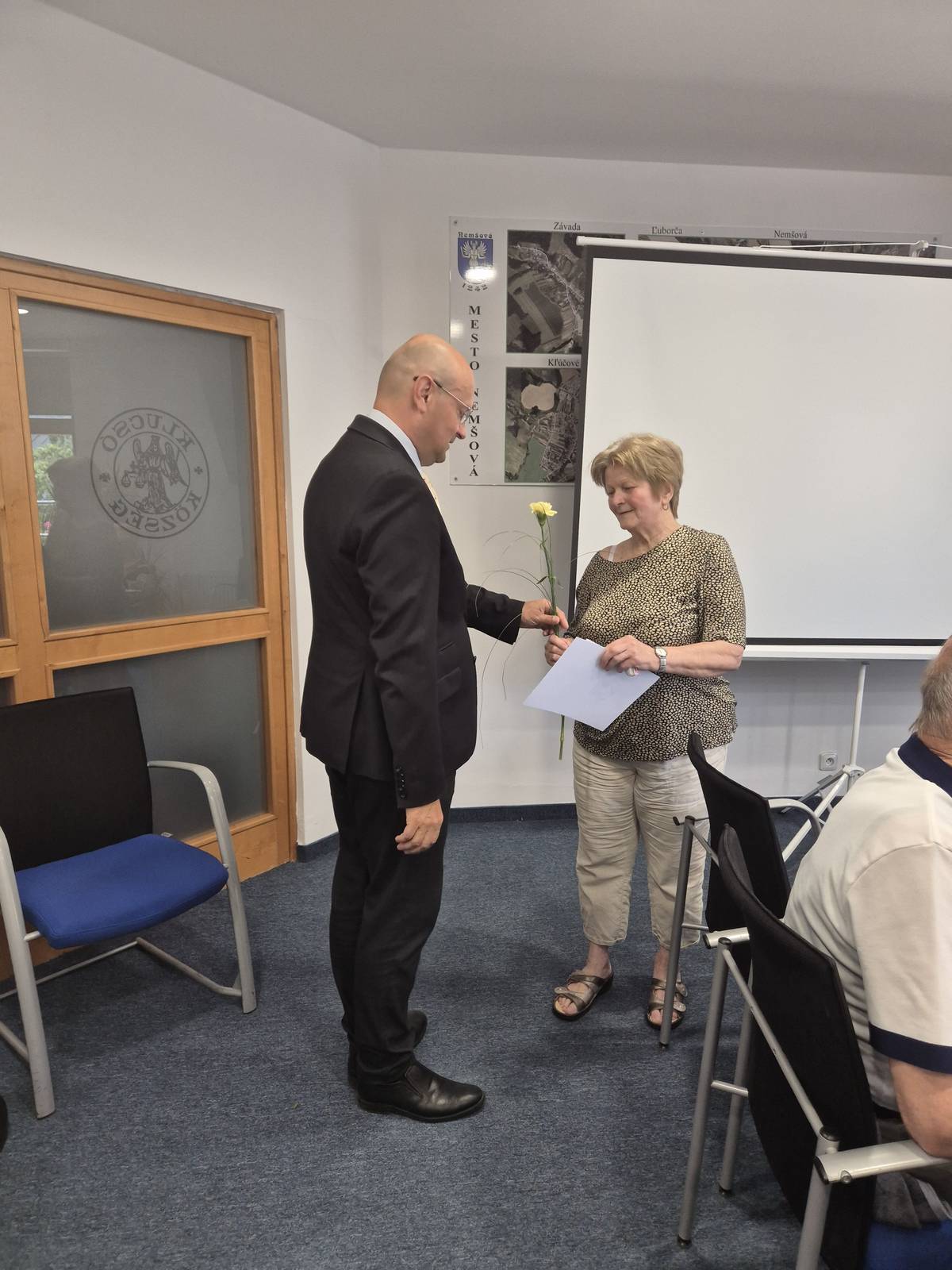 🤝Medzi najmladšími a najstaršími obyvateľmi nášho mesta ležia celé desaťročia života, no spája ich, že sú neoddeliteľnou súčasťou Nemšovej...   🌷Vo štvrtok 9.7.2026 v dopoludňajších hodinách uvítal Miloš Mojto, primátor mesta najmenších občanov a popoludní strávil čas so seniormi, ktorí v uplynulom období oslávili, nielen, okrúhle narodeniny....  📖Vo svojom príhovore zdôraznil, že každá múdra spoločnosť si Váži starších ľudí, pretože sú nositeľmi skúseností a poďakoval im za celoživotnú prácu a hodnoty, ktoré budovali a inšpirovali nimi ďalších...  🙌Stretnutie bolo o neformálnych rozhovoroch, humore a príjemnej atmosfére...   🙏Oslávencom ďakujeme za návštevu a do ďalších rokov im želáme spokojnosť a pozornosť od svojich blízkych...