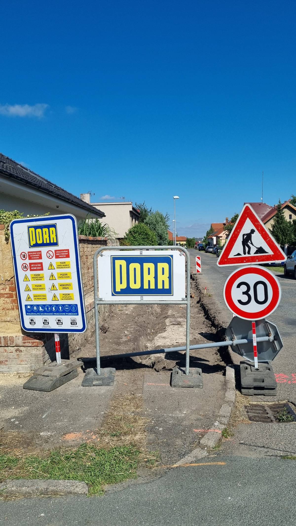 V Choděrově ulici byla tento týden zahájena výstavba nového chodníku, na kterou naváže i oprava autobusové zastávky a přilehlého chodníku v Hálkově ulici. Stavba bude probíhat během letních prázdnin. Po dobu stavby vás žádáme o zvýšenou opatrnost při pěším pohybu v prostoru stavby a při jízdě automobilem v ulicích Choděrova a Hálkova.