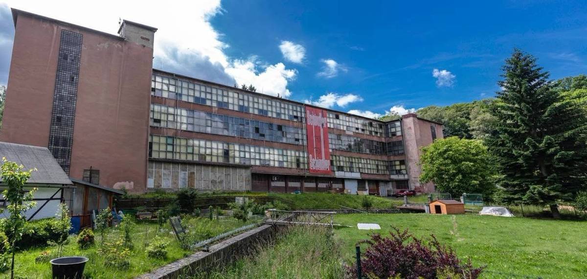 rozšiřuje od července otevírací dobu své podnikové prodejny a nově bude zákazníkům otevřena také každou sobotu od 10.00 do 13.00 hodin.   Návštěvníci si tak mohou přímo v historickém areálu pletárny vybrat z nabídky českých značek woolife, ELITE a Schindler. V nabídce jsou výrobky z merino vlny, prémiové punčochové zboží i kvalitní pletená móda, která vzniká s důrazem na českou výrobu, tradici a řemeslné zpracování.   Rozšířením prodejní doby chceme vyjít vstříc nejen místním zákazníkům, ale také návštěvníkům Krásné Lípy a Českého Švýcarska, kteří mohou návštěvu regionu spojit s nákupem originálních českých výrobků přímo v místě jejich vzniku.   Otevírací doba podnikové prodejny:   Pondělí–pátek: 8.00–15.30 hodin   Sobota: 10.00–13.00 hodin   Schindlerova pletárna 1854 – více než 170 let pletařské tradice v Krásné Lípě. Těšíme se na Vás.