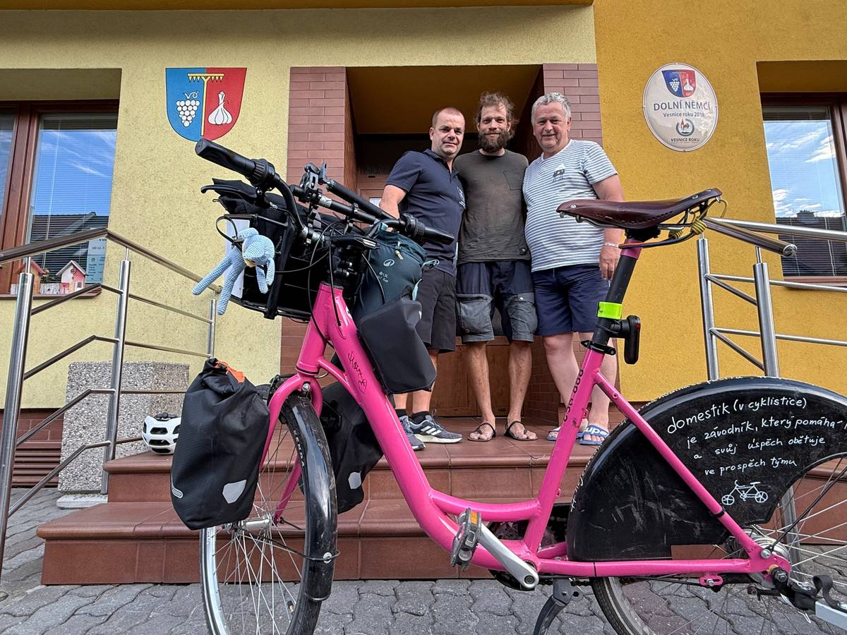 O víkendu jsme přivítali Honzu Kohoutka v rámci projektu #D352 na podporu paliativní péče pro Domestici.cz.   Obec Dolní Němčí se k tomuto projektu nejenom připojila (stala se jednou z 352 českých obcí na písmeno „D“, které na sdíleném rekole Honza navštívil), ale i podpořila - https://www.domestici.cz/vyzva/d352. Honzo, přejeme ti další šťastné kilometry a naplnění cílů projektu 🍀   obec Dolní Němčí