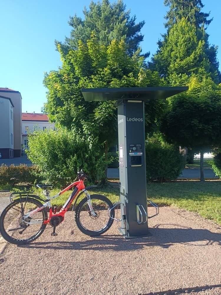 Vyrazili jste na elektrokole do města nebo na výlet po Broumovsku? Nově si můžete své elektrokolo pohodlně dobít na dvou solárních dobíjecích stanicích, které najdete u broumovského kláštera (nedaleko Cyklodomu, Schrollův park) a u dřevěného hřbitovního kostela Panny Marie (parkoviště u nemocnice). Novinkou je také moderní elektronický informační panel na Mírovém náměstí u Infocentra Broumovska. Funguje 24 hodin denně, 7 dní v týdnu a nabídne nejen turistům, ale i místním obyvatelům přehled kulturních akcí, tipy na výlety, informace o památkách, možnostech ubytování, gastronomii i dalších službách v regionu. Nové vybavení je součástí dlouhodobého rozvoje Broumova. Chceme, aby bylo naše město příjemným místem pro život i atraktivním cílem pro návštěvníky. Věříme, že nové služby oceníte při každodenních cestách, víkendových výletech i při poznávání krás Broumovska. Projekt „Moderní mobiliář pro rozvoj cestovního ruchu – město Broumov“ byl realizován za přispění prostředků státního rozpočtu České republiky z dotačního programu Ministerstva pro místní rozvoj a prostředků dotačního programu Královéhradeckého kraje.