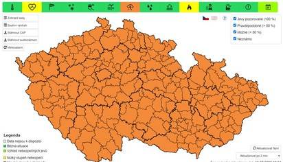 Výstraha před jevem s vysokou pravděpodobností výskytu: Velmi silné bouřky  Platnost: od 14.7.2026 11:00 do 14.7.2026 22:00  V úterý během dne očekáváme riziko velmi silných bouřek doprovázených přívalovým deštěm s úhrny kolem 50 mm, kroupami o průměru kolem 2 cm a nárazy větru kolem 25 m/s (90 km/h). Lokální škody na majetku a komplikace zejména v energetice, dopravě a zemědělství. Vysoké riziko lokálního přívalového deště s intenzivním odtokem vody ze svahů, rychlým rozvodněním malých toků a suchých koryt, zatopením níže položených míst (podchodů, podjezdů, sklepů aj.), podemletím komunikací nebo jejich zanesením unášeným materiálem. Pravděpodobný i vznik přívalové povodně. Výraznější škody větrem, lámání a vyvracení stromů, poškození budov, majetku a energetické infrastruktury, výpadky v dodávkách elektřiny. Komplikace v dopravě v důsledku poryvů větru a pádu větví a stromů na dopravní cesty. Četné škody na vegetaci, budovách a majetku, případně i riziko menšího úrazu většími kroupami. Riziko úrazu nebo požáru po zásahu bleskem. Doporučení ke zmírnění následků jevu: Dbát na bezpečnost zejména s ohledem na nebezpečí zásahu bleskem a úrazu kroupami a padajícími a poletujícími předměty, zejména větvemi. Pokud možno vyhledat úkryt v budově opatřené hromosvodem. V přírodě se schovat v hustém lese nebo nižším porostu, nezůstávat ve vodě, na kopcích, v blízkosti železných konstrukcí, osamocených stromů ani pod skalními převisy. Zajistit okna, dveře, skleníky, volně položené předměty apod. Být připraven na možné výpadky elektřiny. Při řízení vozidla v bouřce snížit rychlost jízdy a jet velmi opatrně, sledovat dopravní zpravodajství. Nevstupovat a nevjíždět do proudící vody a zatopených míst. Sledovat vývoj a postup bouřek na výstupu z meteorologických radarů v mobilní aplikaci ČHMÚ nebo na webových stránkách www.chmi.cz. Riziko vzniku lokálního zatopení nebo přívalové povodně v členitějším reliéfu sledovat v aplikaci Indikátor přívalových povodní (FFI): https://produkty.chmi.cz/ffi.