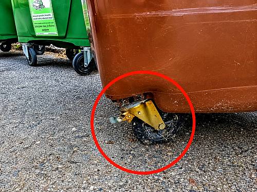 Bioopelnice nejsou určeny pro všechno, co pochází ze zahrady. Přesvědčili se o tom pracovníci Služeb města, když při výsypu bioopelnice na sídlišti Vyšný objevili téměř tunu výkopové zeminy. Ta do nádoby na bioodpad nepatří a její hmotnost navíc kontejner poškodila.