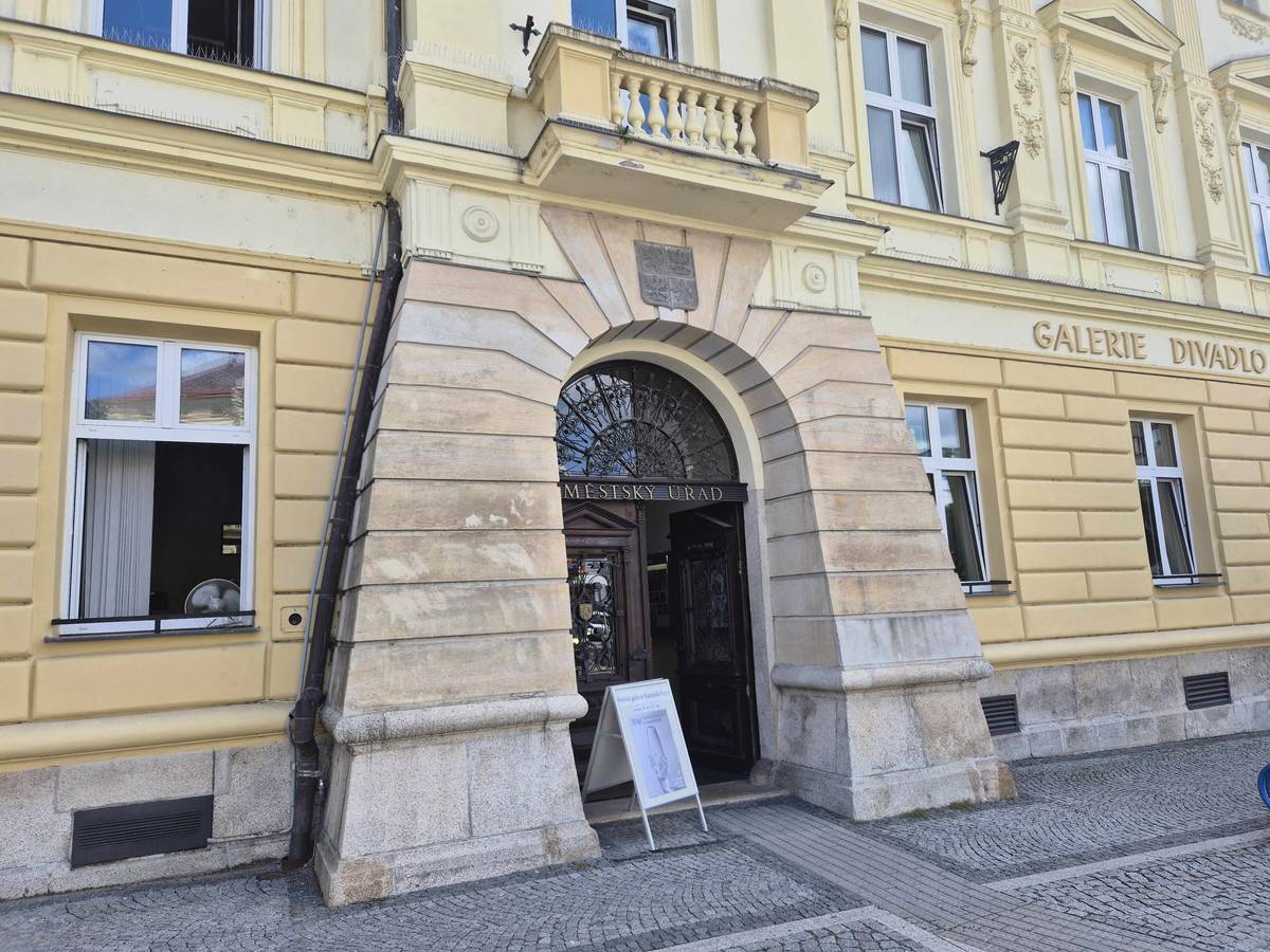 Upozorňujeme občany, že v úterý 14. 7. 2026 bude probíhat čištění vstupního portálu do budovy radnice (budovy "A"). Prosíme buďte obezřetní při vcházení i opouštění budovy a dbejte pokynů pracovníků. Omlouváme se za dočasné omezení.