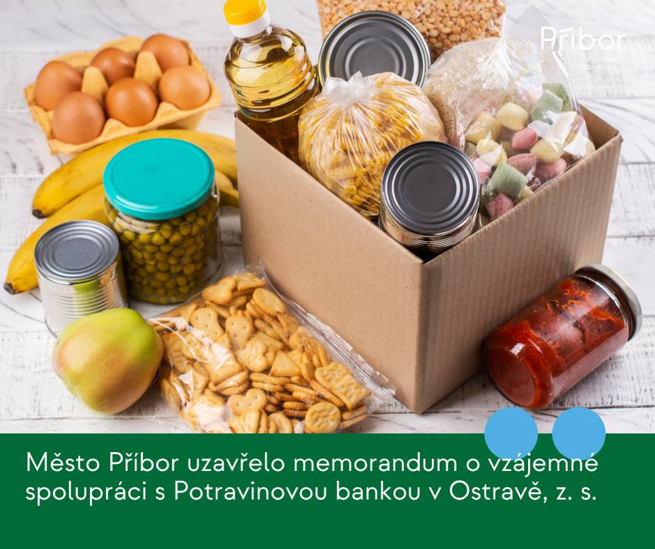 Město Příbor uzavřelo memorandum o vzájemné spolupráci s Potravinovou bankou v Ostravě, z. s., které rozšiřuje dosavadní systém poskytování potravinové pomoci obyvatelům města v nepříznivé sociální situaci. Memorandum je součástí projektu „Výdejny potravinové pomoci 2“, financovaného z Operačního programu Zaměstnanost plus, jehož realizátorem je Česká federace potravinových bank, z. s. Odbor sociálních věcí Městského úřadu Příbor s Potravinovou bankou v Ostravě dlouhodobě spolupracuje. Díky této spolupráci jsou již několik let dle potřeby poskytovány potraviny a základní hygienické pomůcky osobám a rodinám, které se ocitly v obtížné životní situaci. Největší význam má tato pomoc zejména v zimních měsících, kdy bývá potřeba materiální podpory nejvyšší. Vzhledem k rostoucím životním nákladům a zvyšujícímu se počtu domácností ohrožených chudobou se město rozhodlo využít nabídku rozšíření této spolupráce.   Na základě souhlasu klientů bude odbor sociálních věcí předávat Potravinové bance seznam osob a rodin splňujících podmínky pro poskytnutí pomoci. Potravinová banka následně zajistí pravidelný dovoz potravinových balíčků na předem dohodnuté místo v Příboře. Rozsah i četnost dodávek budou přizpůsobovány aktuálním potřebám obyvatel. Projekt je zaměřen zejména na podporu rodin s dětmi, seniorů, samoživitelů a dalších ohrožených skupin obyvatel. Současně přispívá k efektivnímu využívání potravinové pomoci, omezení plýtvání potravinami, pružné reakci na aktuální potřeby obyvatel města i k posílení sociální práce a prevenci sociálního vyloučení. Spolupráce je sjednána na dobu realizace projektu, tedy od července 2026 do konce roku 2028.  Uzavřením memoranda město Příbor potvrzuje svůj dlouhodobý zájem aktivně pomáhat obyvatelům, kteří se ocitli v obtížné životní situaci, a vytvářet podmínky pro dostupnou a účinnou podporu těm, kteří ji v daném období nejvíce potřebují.
