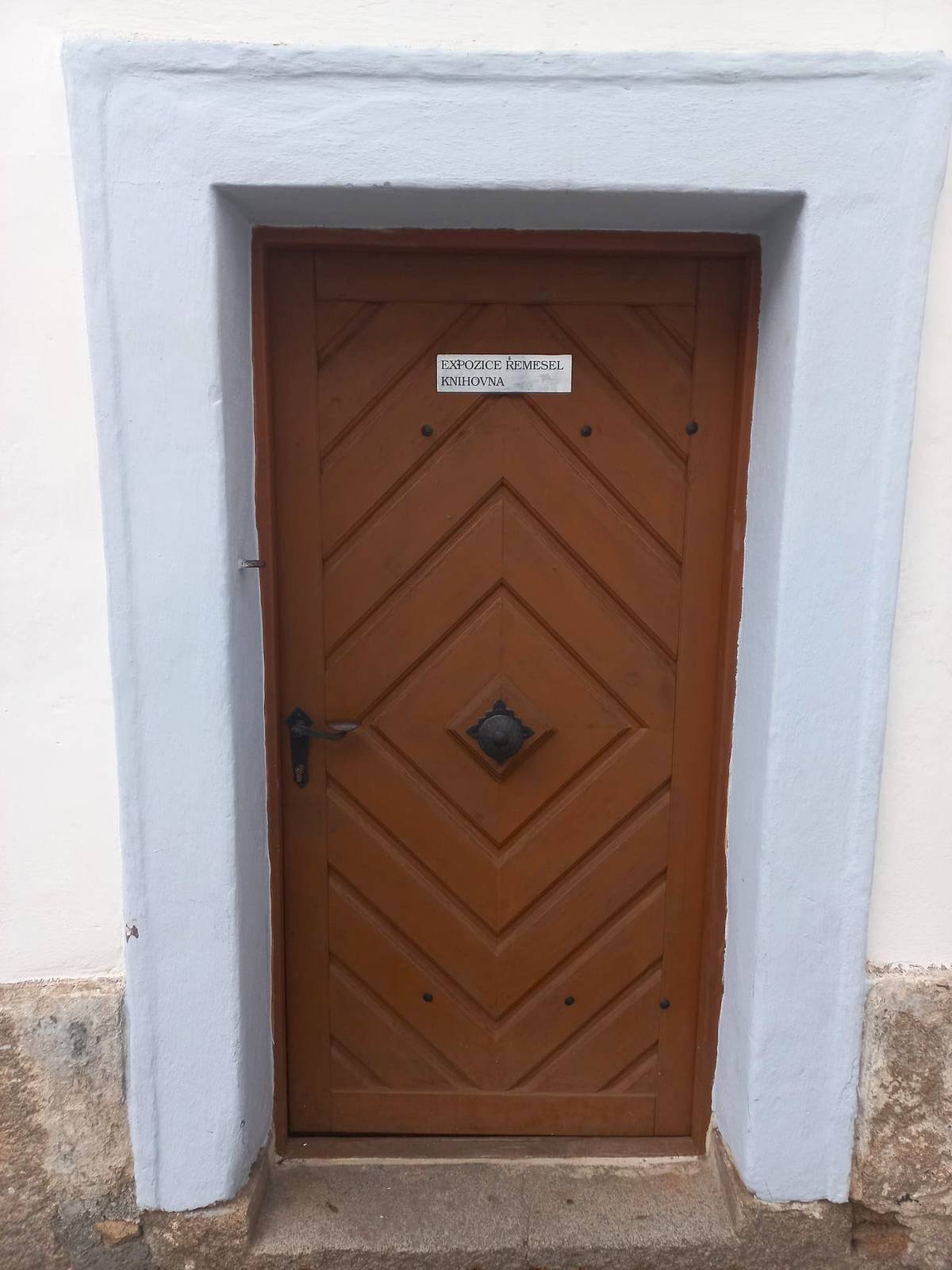 Dobrý den, připomínám, že během letních měsíců, konkrétně v červenci a srpnu, je knihovna otevřena každé úterý od 16:00 do 19:00 hodin. Všechny ostatní měsíce je pak otevřeno každé úterý od 14:00 do 17:00 hodin. Knihovna Chanovice pravidelně aktualizuje svůj obsah a naleznete v ní tedy jak nestárnoucí klasická díla, tak i moderní knihy všech žánrů. Knihám a četbě zdar!  Vaše Obec Chanovice Ondřej Klásek