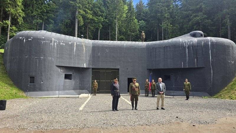 Veřejnosti byl nově představen kompletně zrekonstruovaný vchodový objekt K-S 22a, který návštěvníkům přibližuje podobu československého opevnění ještě věrněji než doposud. Projekt s celkovými náklady 26,5 milionu korun byl spolufinancován z programu přeshraniční spolupráce Interreg Česko–Polsko. Součástí prací byla obnova omítek, podlah, kolejiště ve svážnici, oprava původních vrat, schodišť i instalace replik historického osvětlení. Nová expozice je vybavena dobovým nábytkem, figurínami v uniformách a také moderní audiovizuální prezentací, která návštěvníkům přiblíží život na tvrzi. Novinkou budou také krátká videa promítaná přímo na prohlídkové trase a technologie zajišťující vhodné mikroklima pro ochranu exponátů. Tvrz Bouda navíc propojí síly s polským Podzemním městem Osówka. Ještě letos by měla být dokončena mobilní aplikace Virtuální stezka vojenským podzemím, která obě unikátní památky propojí. Tvrz Bouda patří mezi nejzachovalejší objekty československého předválečného opevnění a každoročně láká tisíce návštěvníků. Díky postupným investicím se její příběh daří představovat stále atraktivnější a autentickou formou.