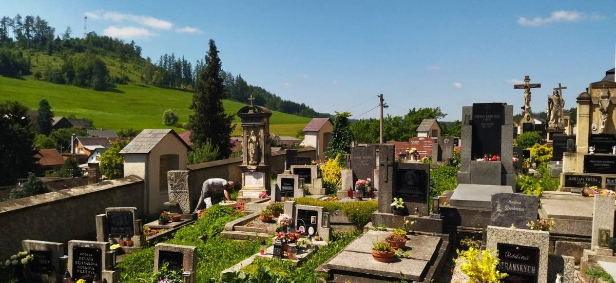 Informujeme občany, že od soboty 11. července 2026 budou probíhat v areálu hřbitova stavební práce - budou se dělat nové chodníky, podél hřbitovní zdi mlatové pěšiny a bude se připravovat kabeláž pro nasvícení kostela. Prosíme občany, aby byli při návštěvě hřbitova obezřetní a opatrní. Práce budou probíhat zhruba do konce července. Děkujeme za pochopení.