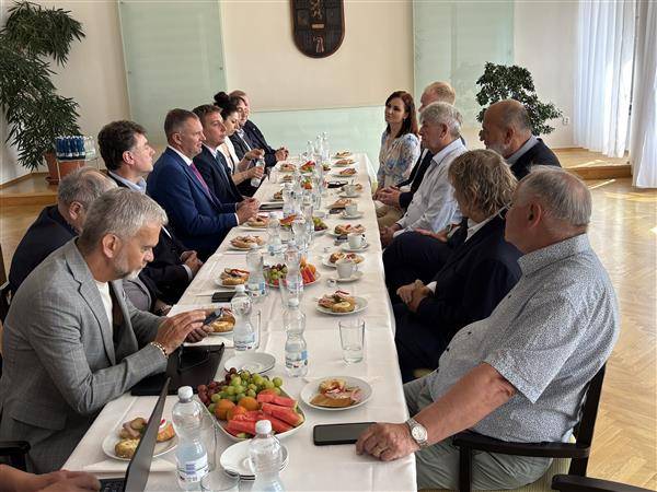Rada Kraje Vysočina v čele s hejtmanem Martinem Kuklou navštívila Pelhřimov, kde jednala s vedením města a radními města o tématech důležitých pro další rozvoj města i regionu. Hlavními body jednání byly zdravotnictví, sociální služby, sportovní infrastruktura, doprava, školství a energetika.