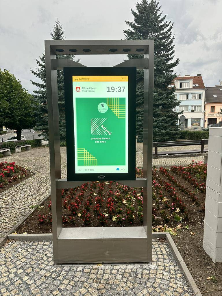 V prostoru náměstí přibyl nový INFORMAČNÍ KIOSEK. Zatím je sice ve zkušebním provozu, nicméně sloužit vám může už nyní.