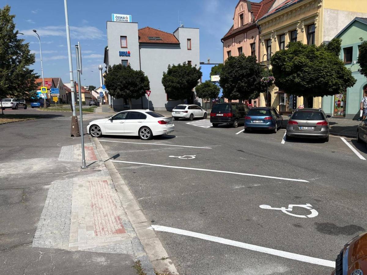 Severozápadní část náměstí Míru se proměnila. Oboustranné šikmé parkování zvýšilo bezpečnost provozu na komunikaci a usnadnilo řidičům parkování. Součástí stavby je i bezbariérový přístup k parkovacím místům pro imobilní občany.