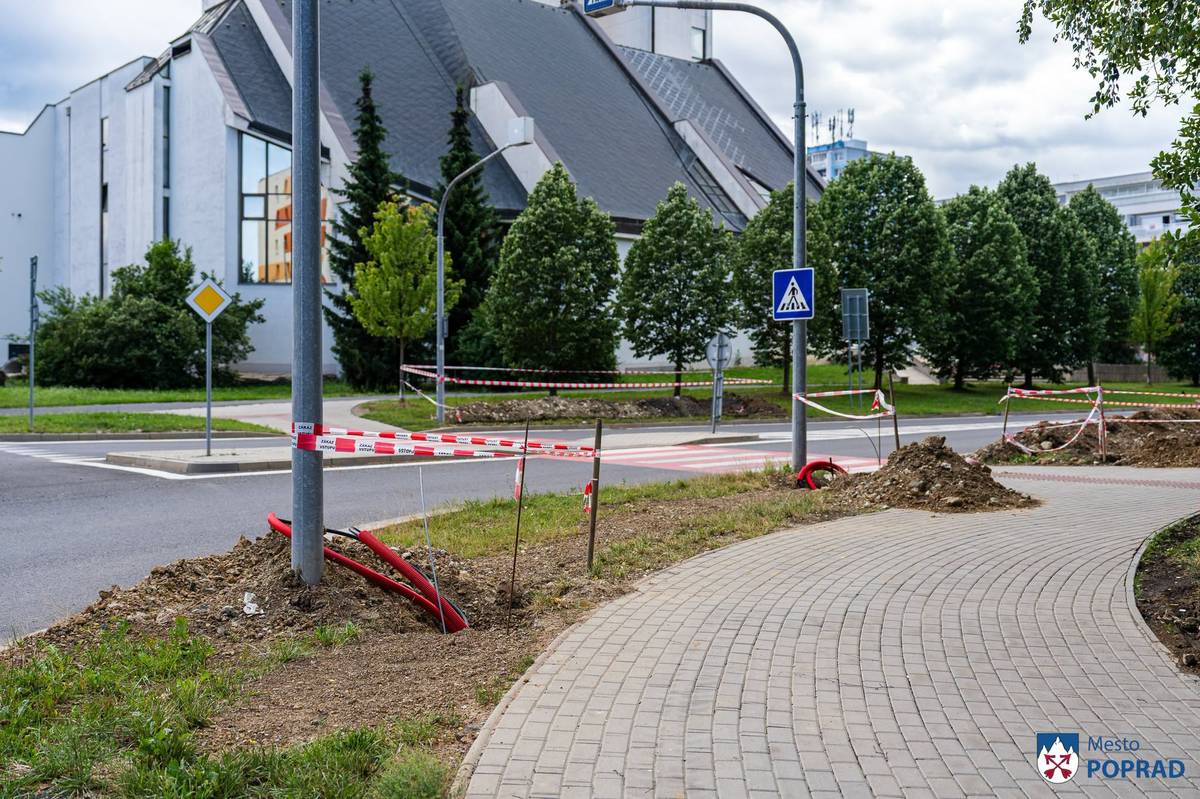 Mesto Poprad pokračuje v modernizácii verejného osvetlenia. V rámci optimalizácie prevádzky a údržby prebieha rekonštrukcia osvetlenia na sídlisku Juh - I. etapa na Ul. L. Svobodu.  Pôvodné vysokotlakové sodíkové výbojky s vysokou spotrebou energie nahradí 75 nových úsporných LED svietidiel, ktoré spĺňajú aktuálne svetelno-technické požiadavky. Súčasťou projektu je aj výmena stožiarov za nové, obojstranne zinkované.  Nové osvetlenie bude fungovať v systéme Smart City, čo znamená, že bude možné jeho diaľkové ovládanie a monitorovanie. Práce by mali byť ukončené do konca septembra.   Modernizácia prinesie výrazné úspory - predpokladaná ročná úspora elektrickej energie dosiahne približne 80 %, čo predstavuje takmer 50 000 kWh.  Rekonštrukčné práce sa už začali aj na Ulici Smetanovej v Matejovciach. Pôvodné osvetlenie umiestnené na strešníkoch bude nahradené modernými LED svietidlami osadenými na nových oceľových, obojstranne zinkovaných stožiaroch.  Novinkou bude aj osvetlenie prepojovacieho chodníka medzi ulicami Allendeho a Smetanovou, ktoré prispeje k vyššej bezpečnosti chodcov. Ukončenie prác je naplánované na začiatok septembra.  Modernizáciou verejného osvetlenia mesto znižuje spotrebu energií, zlepšuje kvalitu osvetlenia verejných priestorov a prináša obyvateľom bezpečnejšie a komfortnejšie prostredie.