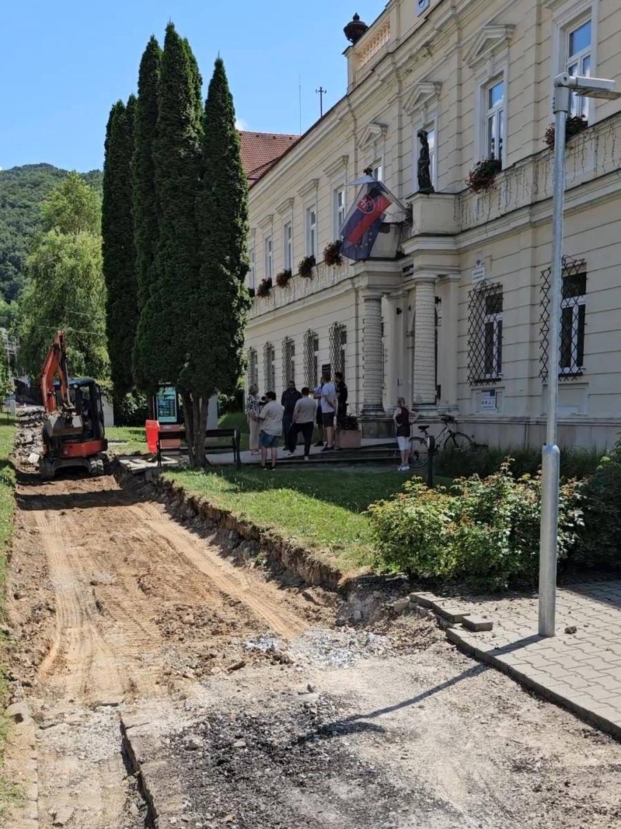 V nasledujúcich dňoch budú na uvedenom úseku prebiehať stavebné práce, ktoré si vyžiadajú dočasné obmedzenie využívania chodníka. Z dôvodu bezpečnosti preto žiadame chodcov, aby počas trvania rekonštrukcie využívali chodník na opačnej strane cestnej komunikácie. Ďakujeme za pochopenie, ohľaduplnosť a trpezlivosť.