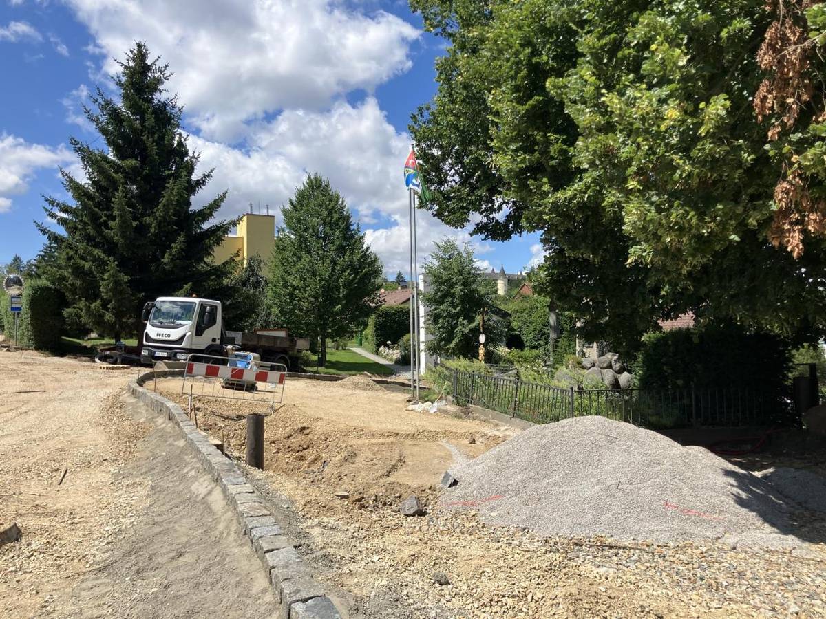 V uplynulém týdnu pokračovaly stavební práce v celé Etapě III, tedy v úseku od křižovatky k hotelu SEN až k čp. 39 u opěrné zdi. Současně pokračovaly práce na mostě přes železniční trať, který je nedílnou součástí celé rekonstrukce průtahu obcí.