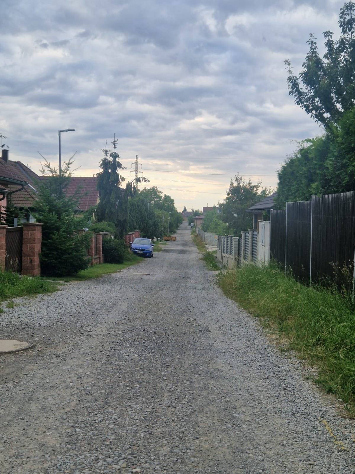 Vážení spoluobčané, od včerejšího dne probíhá v obci rekonstrukce komunikace v ulici Zahradní. Posíláme pár fotek před realizací. Hezký den 😎