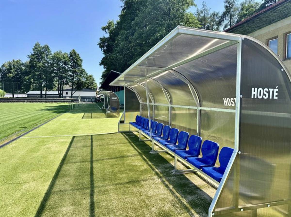 Sportovní areál Bouchalky ve Žďáru nad Sázavou má za sebou velkou proměnu. Novější zázemí teď nabídne fotbalový stadion, tenisové kurty i další navazující sportoviště. Areál bude sloužit dětem, sportovním klubům i všem, kdo chtějí trávit volný čas aktivně. V létě tak mají Žďárští další místo pro tréninky, zápasy, pohyb i setkávání. Modernizace vyšla přibližně na 93 milionů korun. Kraj Vysočina projekt podpořil částkou 40 milionů korun z Fondu Vysočiny. Podobné investice kraj směřuje i do dalších měst a obcí, aby lidé na Vysočině měli lepší podmínky pro sport blízko domova.
