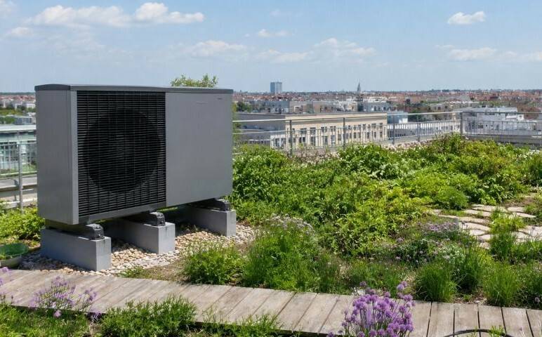 Praha nabízí dotace pro fyzické osoby, SVJ i bytová družstva. Hlavní město Praha vyhlašuje novou výzvu programu Čistá energie Praha, v jehož rámci od roku 1994 vyplatilo již více než 730 milionů Kč. V letech 2026–2027 plánuje rozdělit dalších 50 milionů Kč. Nově budou moci Pražané získat dotace na:  tepelná čerpadla, solární termické systémy a regulaci parametrů otopné vody, zelené střechy, akumulační nádrže pro zadržování dešťové vody, konstrukce s pnoucí vegetací.  Žádosti o podporu lze podávat od 1. července 2026 do 31. srpna 2027. Více informací najdete na: praha.eu/cistaenergie