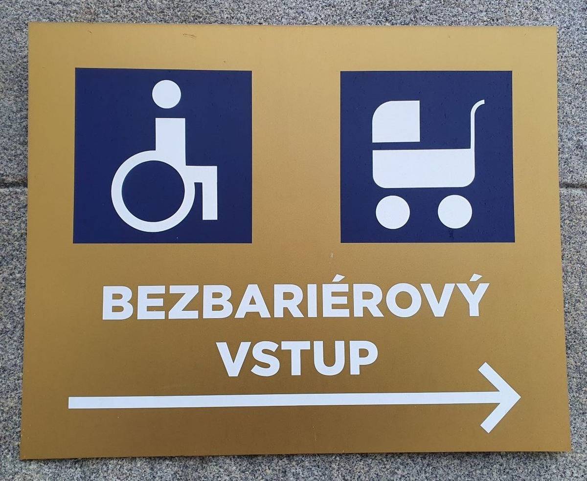 Handicapovaní na vozíku, osoby se zhoršenou mobilitou, senioři, ale také rodiče s kočárky se mohou v Ostravě snáze orientovat i díky interaktivní mapové aplikaci nazvané Mapa přístupnosti města Ostravy, zveřejněné na webu Bez bariér Ostravsko. Objekty jsou v mapě barevně rozlišeny podle stupně bezbariérovosti od objektů přístupných, které jsou značeny zelenou barvou, až po místa pro handicapované obtížně přístupná nebo nepřístupná, která jsou značena barvou červenou.  Zájemci naleznou potřebné informace na interaktivní mapě přístupnosti města Ostravy na webu Bez bariér Ostravsko viz https://www.ostrava-bezbarier.cz/.  Podrobnosti k aplikaci jsou také na webu Magistrátu města Ostravy: https://ostrava.cz/cs/o-meste/aktualne/ostravska-mapa-pristupnosti-pomaha-v-orientaci-handicapovanych-ve-meste