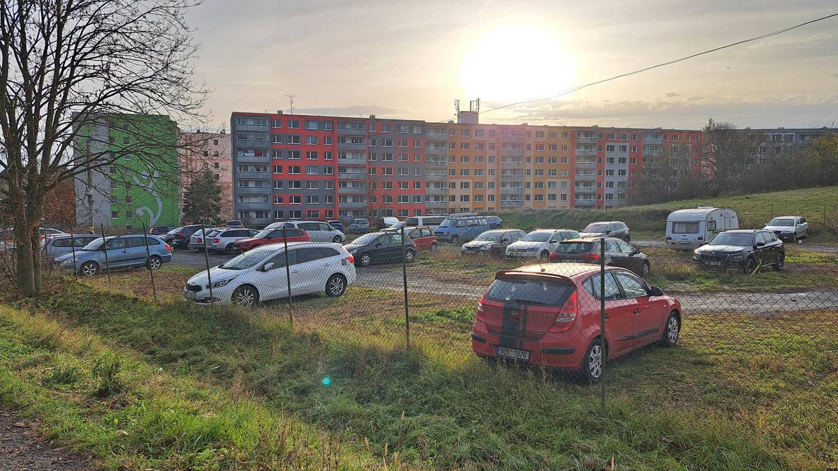 Technické služby města Litoměřice (TSML) upozorňují majitele automobilů parkujících na parkovišti v ulici Opuková v Pokraticích, že zde v pátek 17. července proběhne komplexní údržba parkovací plochy a jejího okolí. Je proto nezbytné, aby bylo parkoviště v době od 7 do 14 hodin zcela uvolněno.  Součástí akce bude také kontrola a řešení dlouhodobě odstavených vozidel (autovraků). Ty budou odtaženy v souladu s platnými právními předpisy. "Prosíme všechny řidiče o respektování tohoto opatření a o včasné přeparkování vozidel," sdělil Petr Kurc, provozní ředitel TSML.