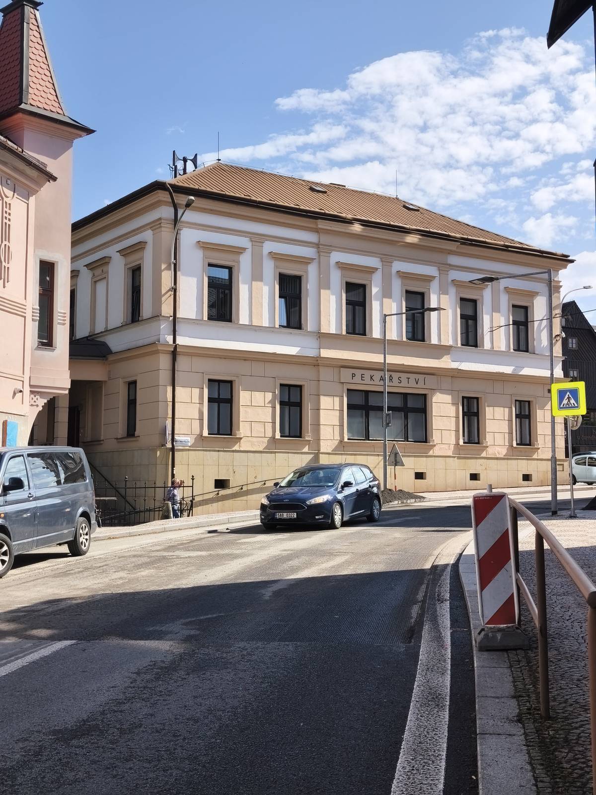 Upozorňujeme, že na silnici I/11 v Jablonném nad Orlicí dnes probíhá frézování několika úseků vozovky, na něž naváže pokládka nového povrchu. Při pohybu ve městě proto dbejte zvýšené pozornosti!