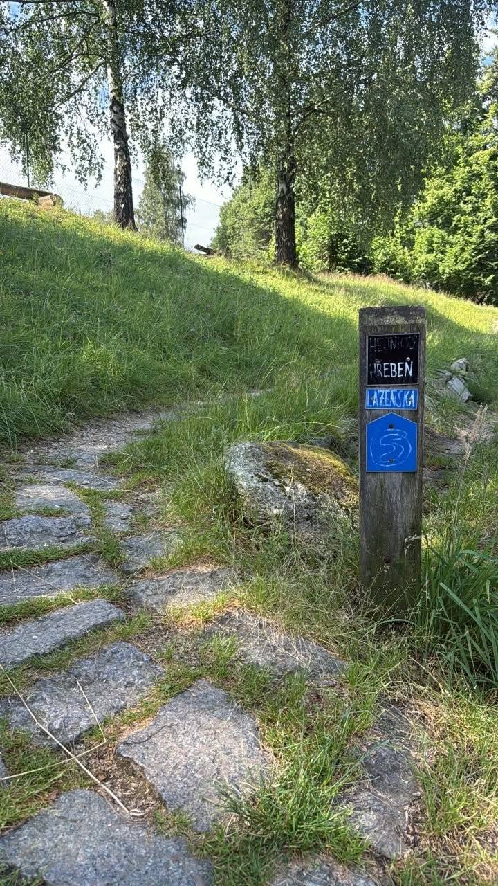 Předpověď hlásí parádní počasí, traily jsou připravené a všechno nasvědčuje tomu, že nás čeká další nabitý víkend v Bikecentru Libverda. Ať už plánujete celodenní trailování, rodinný výlet nebo si chcete jen na pár hodin vyčistit hlavu v Jizerských horách, u nás najdete vše na jednom místě.   - Půjčovna Rock Machine kol -  Servis připravený pomoct -  Bajk bistro na doplnění energie -  Singltrek pod Smrkem hned za rohem   Chcete mít jistotu, že na vás bude kolo čekat? Rezervujte si ho předem na našem webu: http://www.bikecentrumlibverda.cz/    My jsme připraveni. Teď už chybíte jen vy. Bikecentrum Libverda každý den od 9:00 do 18:00.